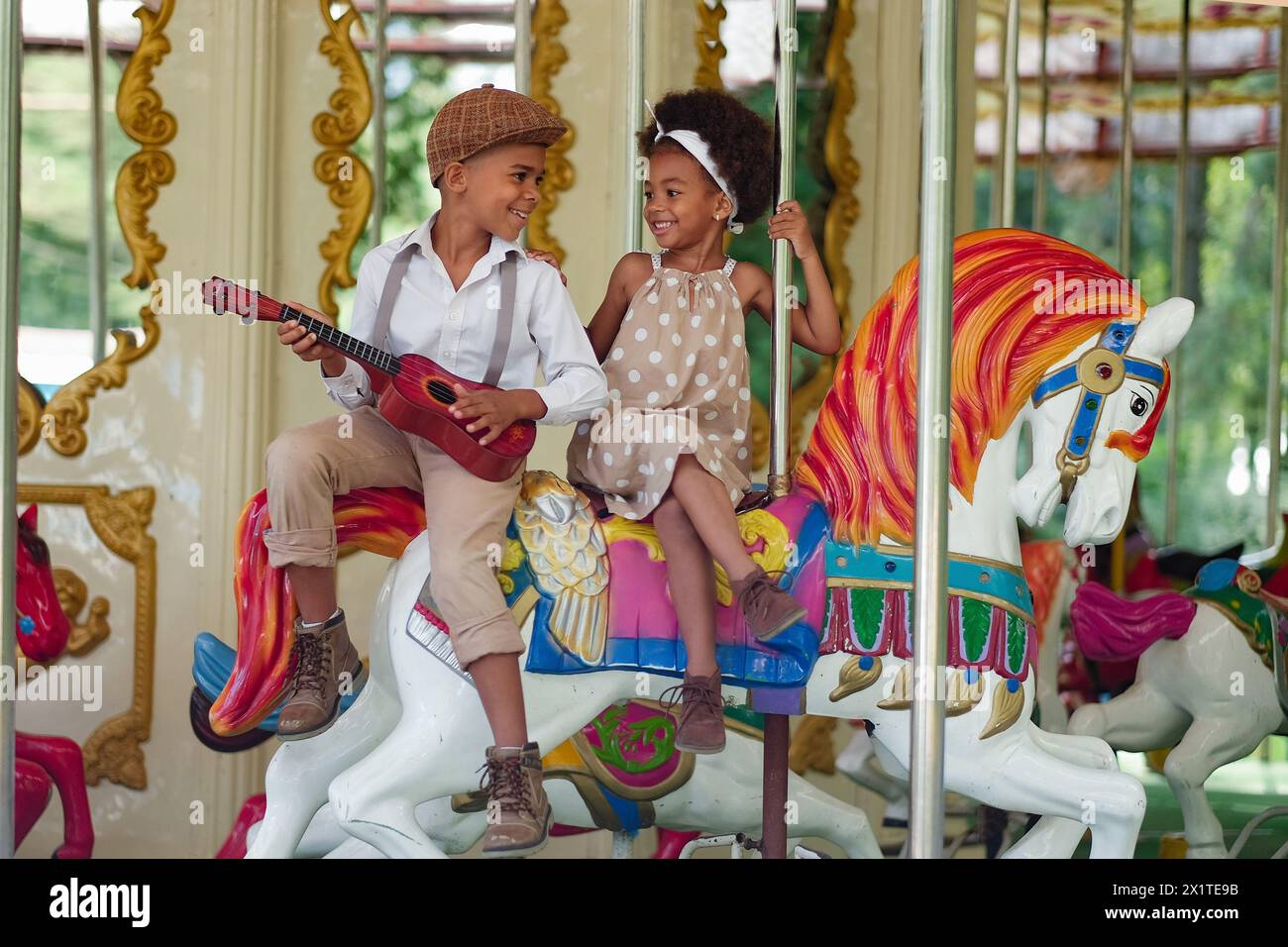 Süße Kinder auf Karussell Stockfoto