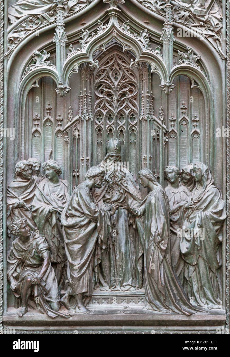 MAILAND, ITALIEN - 16. SEPTEMBER 2024: Das Detail aus dem Bronzetor der Kathedrale - Ehefrau von St. Joseph und Jungfrau Maria - von Ludovico Pogliaghi Stockfoto