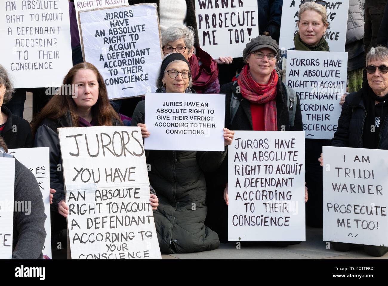 London, Großbritannien. 18. April 2024. Aktivisten von "verteidigen Sie unsere Geschworenen" veranstalten eine Kundgebung vor den Königlichen Justizgerichten zur Unterstützung von Trudi Warner, einem pensionierten Sozialarbeiter, der sich einer möglichen Verachtung der Anklage vor Gericht gegenübersieht, weil er ein Plakat gehalten hat, auf dem die Geschworenen ein Recht haben, nach Gewissen zu urteilen. Ihre Klage folgte auf eine frühere Entscheidung der Richter, die verhindert hat, dass Angeklagte vor Gericht den Klimawandel erwähnen. Quelle: Ron Fassbender/Alamy Live News Stockfoto