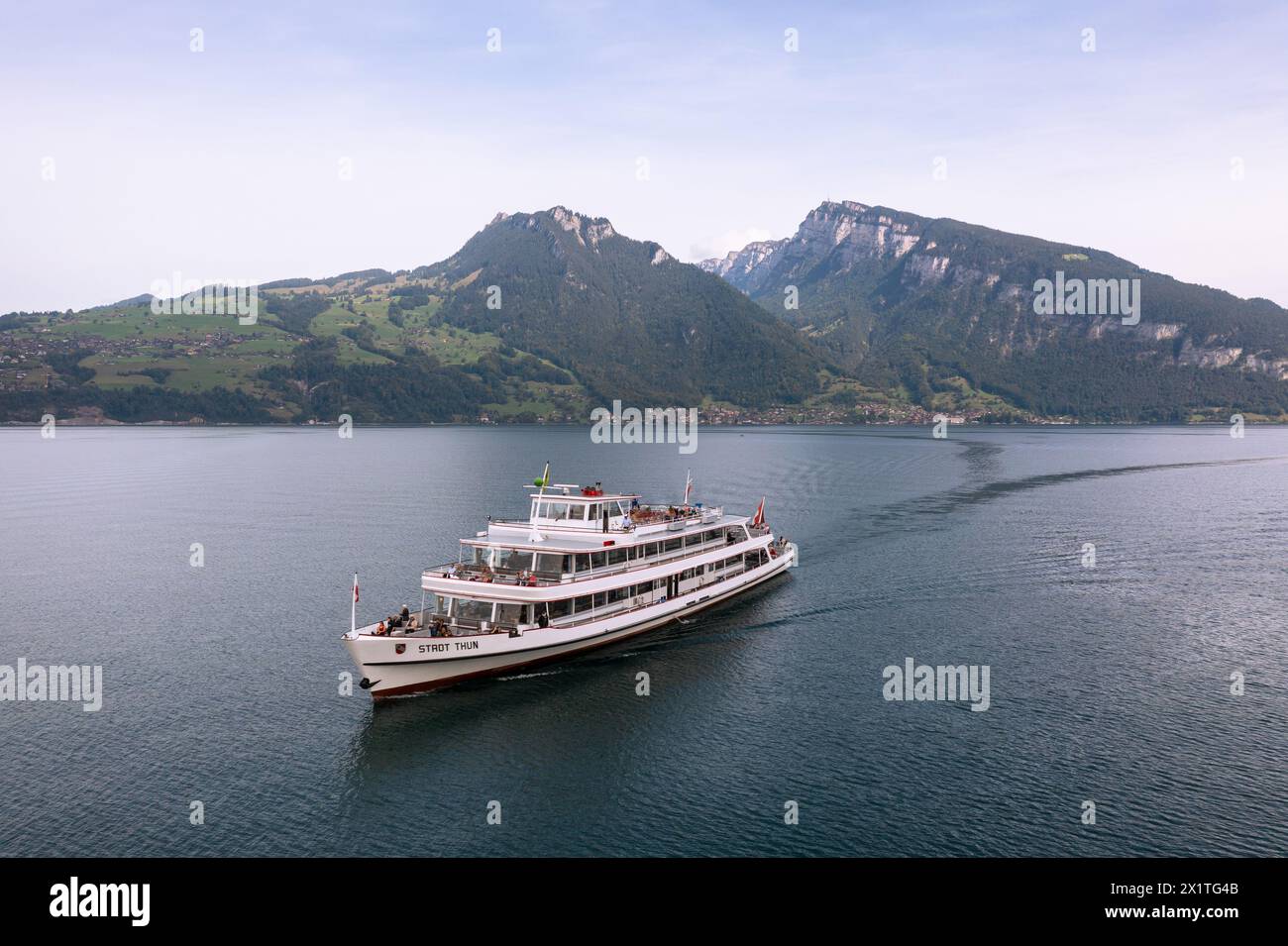 Spiez, Schweiz - 27. September 2021: Luftaufnahmen der nostalgischen Stadt Thun Dampfschiff-Kreuzfahrt, das auf dem Thunersee in der Berner See segelt Stockfoto