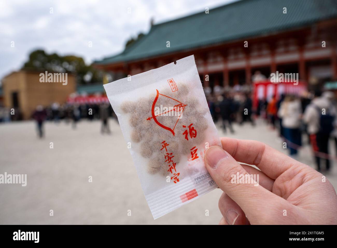 Kyoto, Japan - 3. Februar 2024: Heian Jingu Shrine Setsubun Festival. Die Glücksbrötchen "Fukumam". Stockfoto