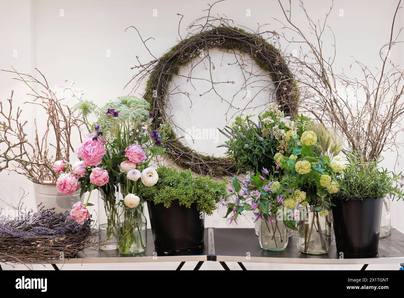 Blumenarrangements und Kranz in Chelsea Home, London, Großbritannien Stockfoto