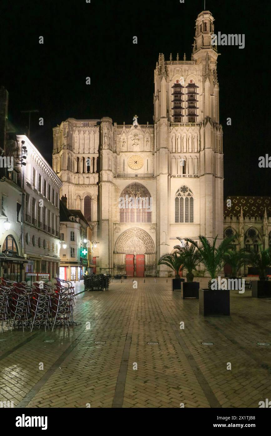 Kathedrale Saint-Etienne bei Nacht, Sens, Burgund, Deparement Yonne, Region Bourgagne-Franche-Comte, Frankreich *** Kathedrale Saint Etienne bei Nacht, Sens, Burgund, Deparement Yonne, Region Bourgagne Franche Comte, Frankreich Stockfoto