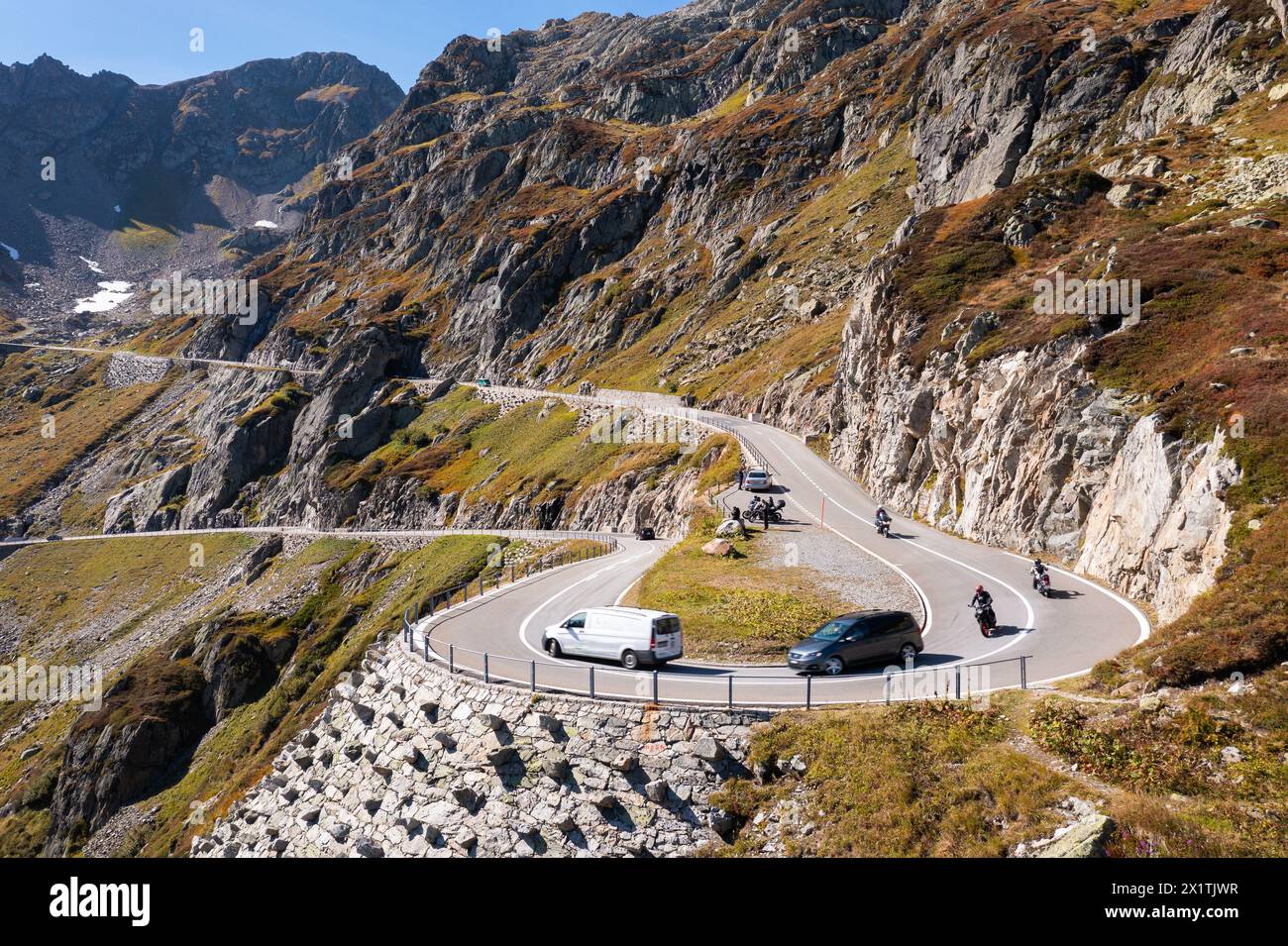 Sunstenpass, Schweiz: Auto- und Motorradfahrten auf dem Sustenpass zwischen den Kantonen Bern und URI in den alpen im Sommer in Switze Stockfoto
