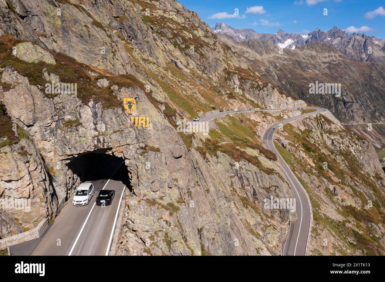 Sunstenpass, Schweiz: Auto- und Motorradfahrten auf dem Sustenpass zwischen den Kantonen Bern und URI mit dem Steingletscher in der A Stockfoto
