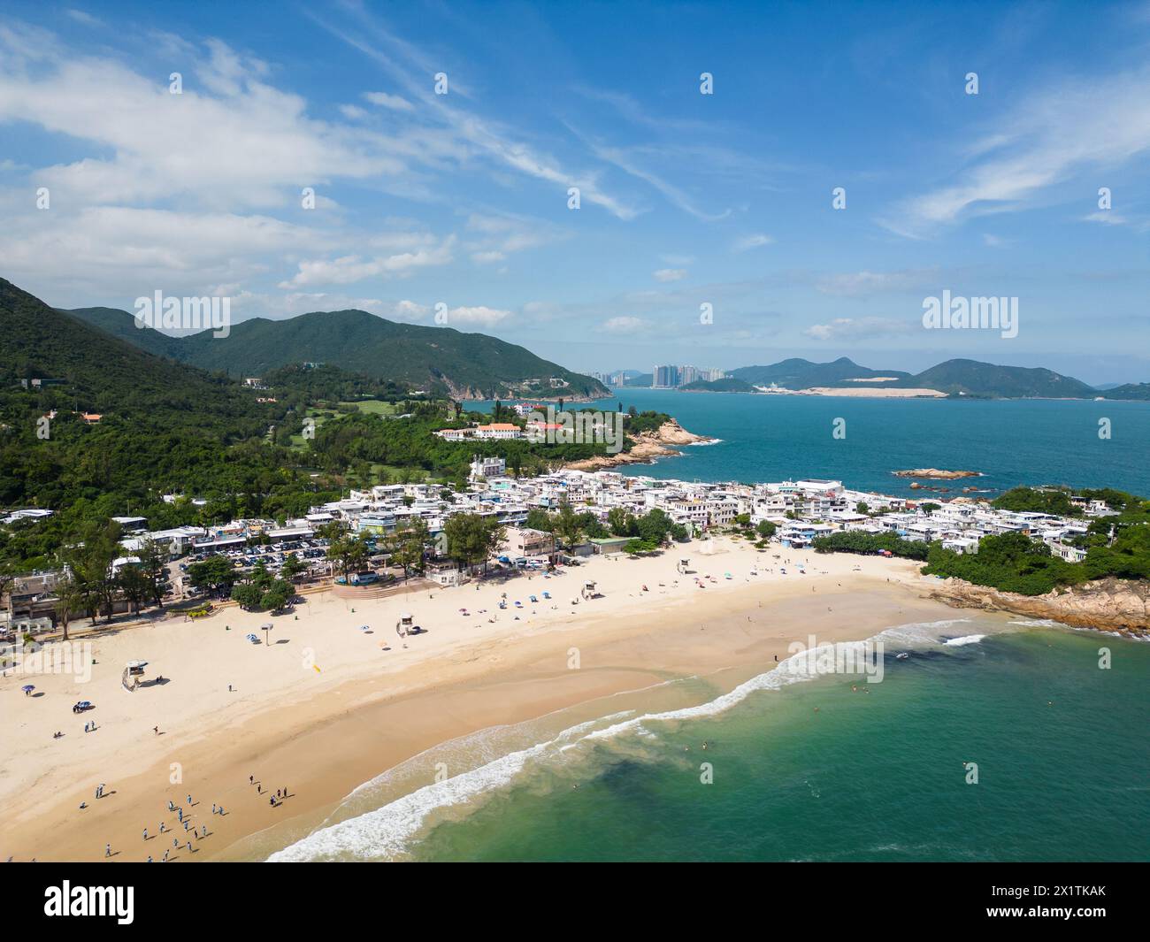 Shek O, Hong Kong: Luftaufnahmen des Strandes und der Stadt Shek O auf der Insel Hong Kong an einem sonnigen Sommertag. Stockfoto