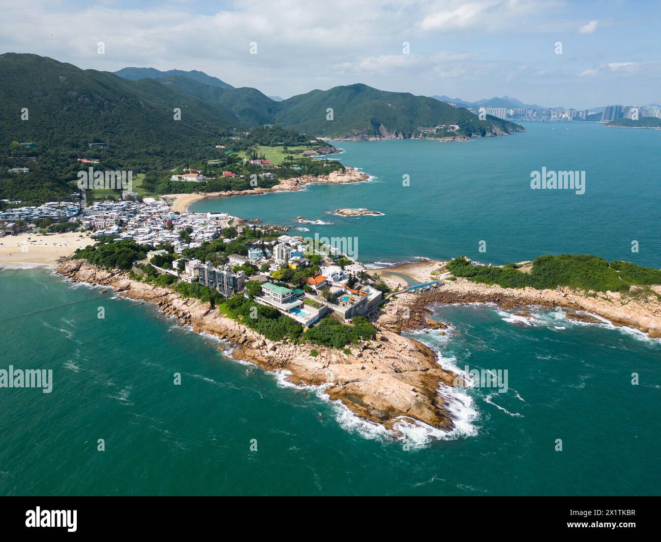 Shek O, Hong Kong: Luftaufnahmen des idyllischen Shek O Strandes und der luxuriösen Immobilien auf Hong Kong Island Stockfoto