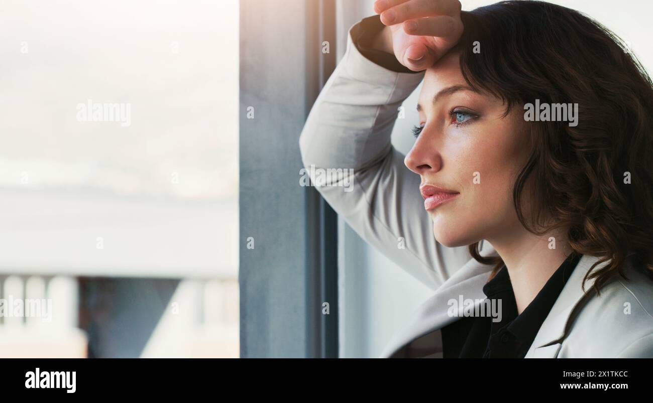 Geschäftsfrau, Fenster und traurige Frau mit Depression und Stress mit kpi-Prüfungsfehlern und negativem Feedback. Person, Mitarbeiter und Profi mit Stress Stockfoto