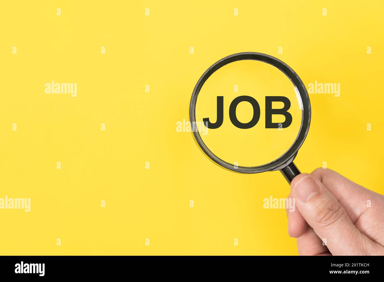 Vergrößerungsglas über einem auf gelbem Hintergrund isolierten Word Job Stockfoto