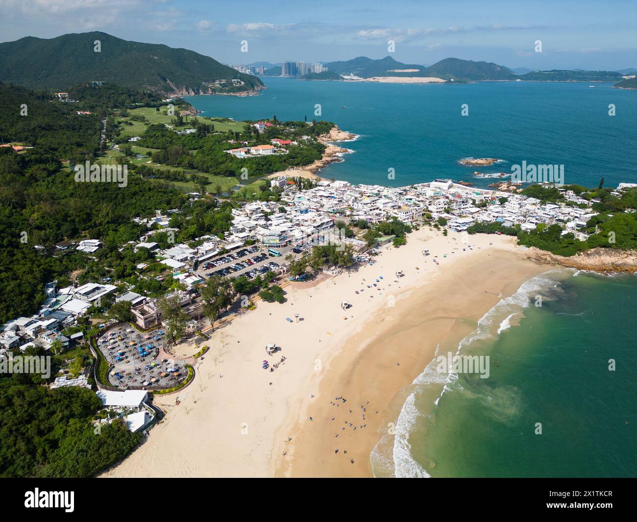Shek O, Hong Kong: Luftaufnahmen des Strandes und der Stadt Shek O auf der Insel Hong Kong an einem sonnigen Sommertag. Stockfoto