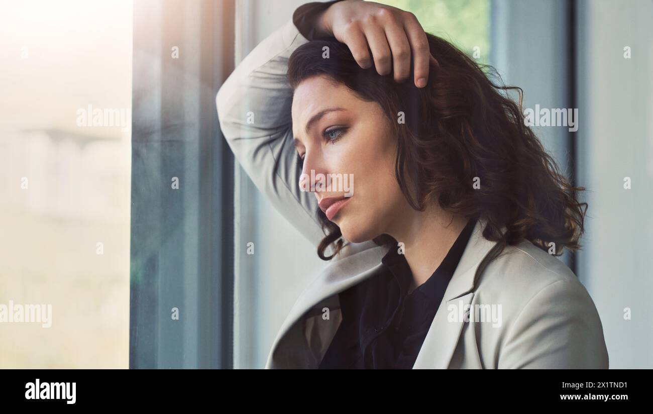 Geschäftsfrau, Fenster und traurige Frau mit Burnout oder Stress mit kpi-Beurteilungsfehlern oder Depressionen. Person, Angestellter oder Berufstätiger mit psychischer Gesundheit Stockfoto