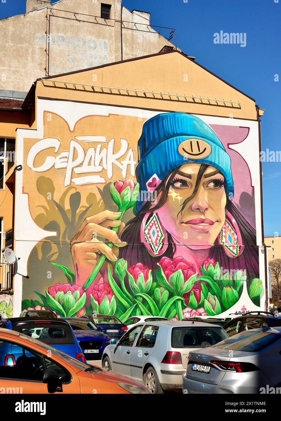 Serdika Tulpe großes Graffiti-Wandbild, das junge Frau mit Tulpenblumen auf einem Parkplatz in Sofia Bulgarien, Osteuropa, Balkan, EU zeigt Stockfoto