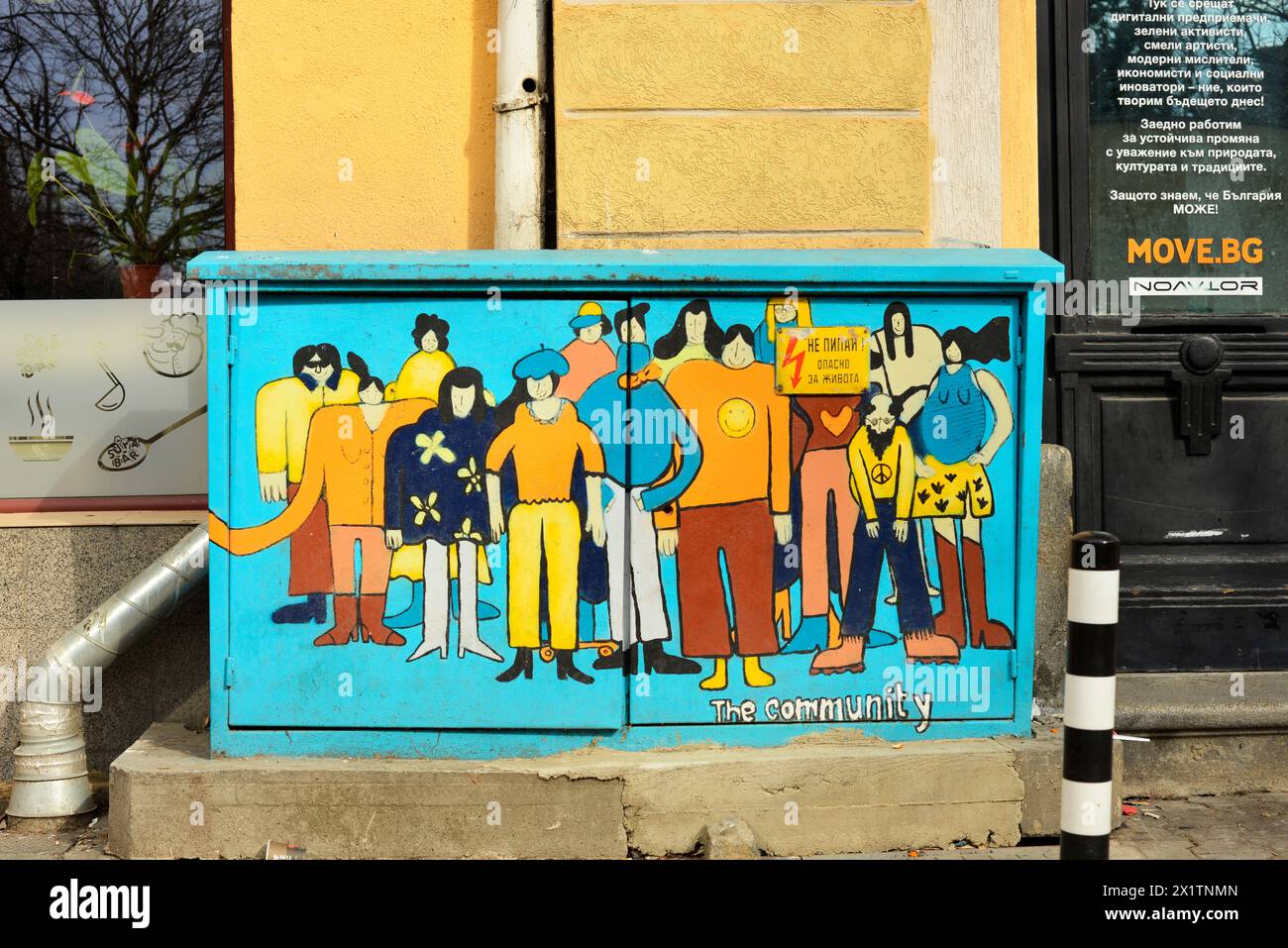 Street Art Graffiti farbenfrohe Malerei von Menschen mit Text die Gemeinschaft auf Straßenschaltschrank in Sofia Bulgarien, Osteuropa, Balkan, EU Stockfoto