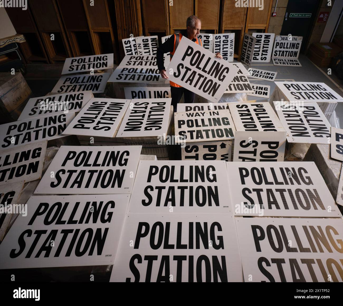 Der Wahlbeamte für North Devon Rob Bates durchquert die Wahlstation, um die Kommunalwahlen am 2. Mai 2024 vorzubereiten Stockfoto