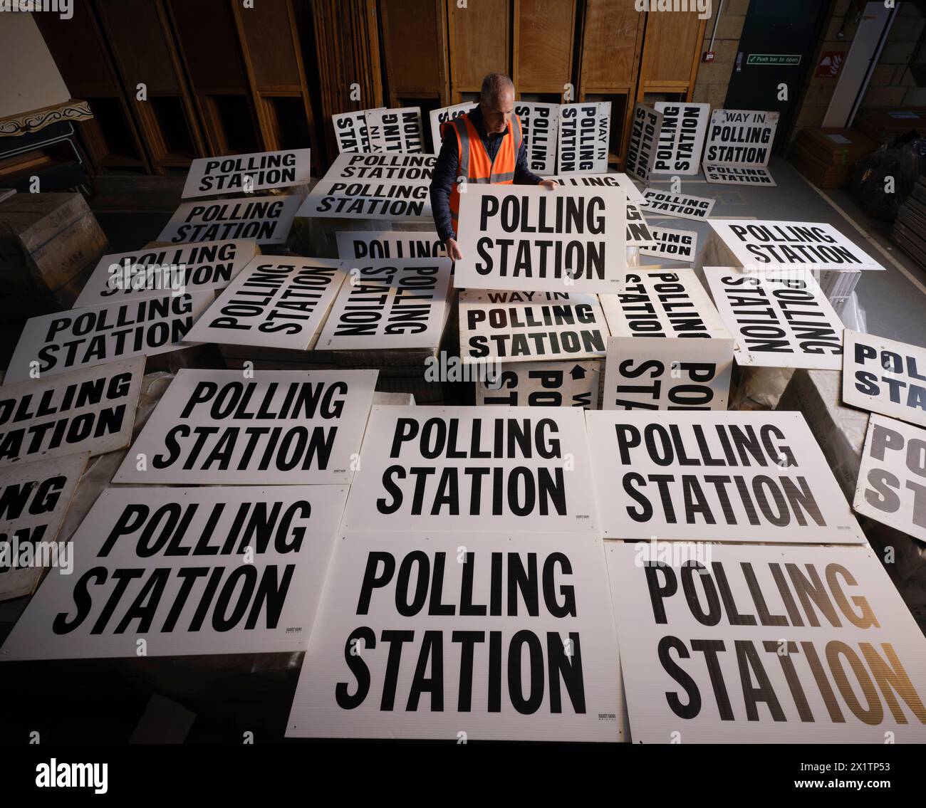 Der Wahlbeamte für North Devon Rob Bates durchquert die Wahlstation, um die Kommunalwahlen am 2. Mai 2024 vorzubereiten Stockfoto