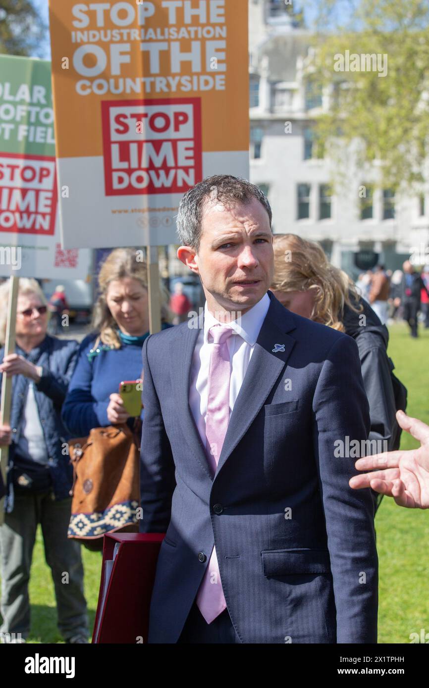 London, großbritannien 18. April 2024 Protest der Campaign Group auf dem parlamentsplatz London über den Lime Down Solar Park James Gray, Abgeordneter von North Wiltshire, sagte, die Pläne für den Lime Down Solar Park seien „skandalös“ Stockfoto