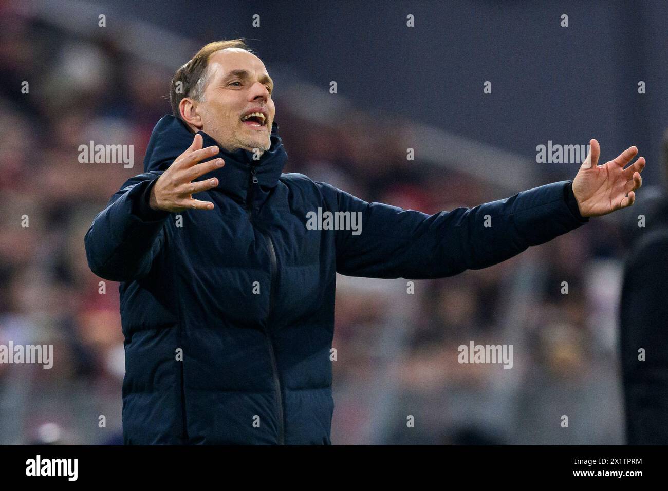 17. April 2024, Bayern, München: Fußball: Champions League, Bayern München - FC Arsenal, K.-o.-Runde, Viertelfinale, zweites Leg, Allianz Arena. Der Münchner Trainer Thomas Tuchel reagiert während des Spiels. Foto: Tom Weller/dpa Stockfoto