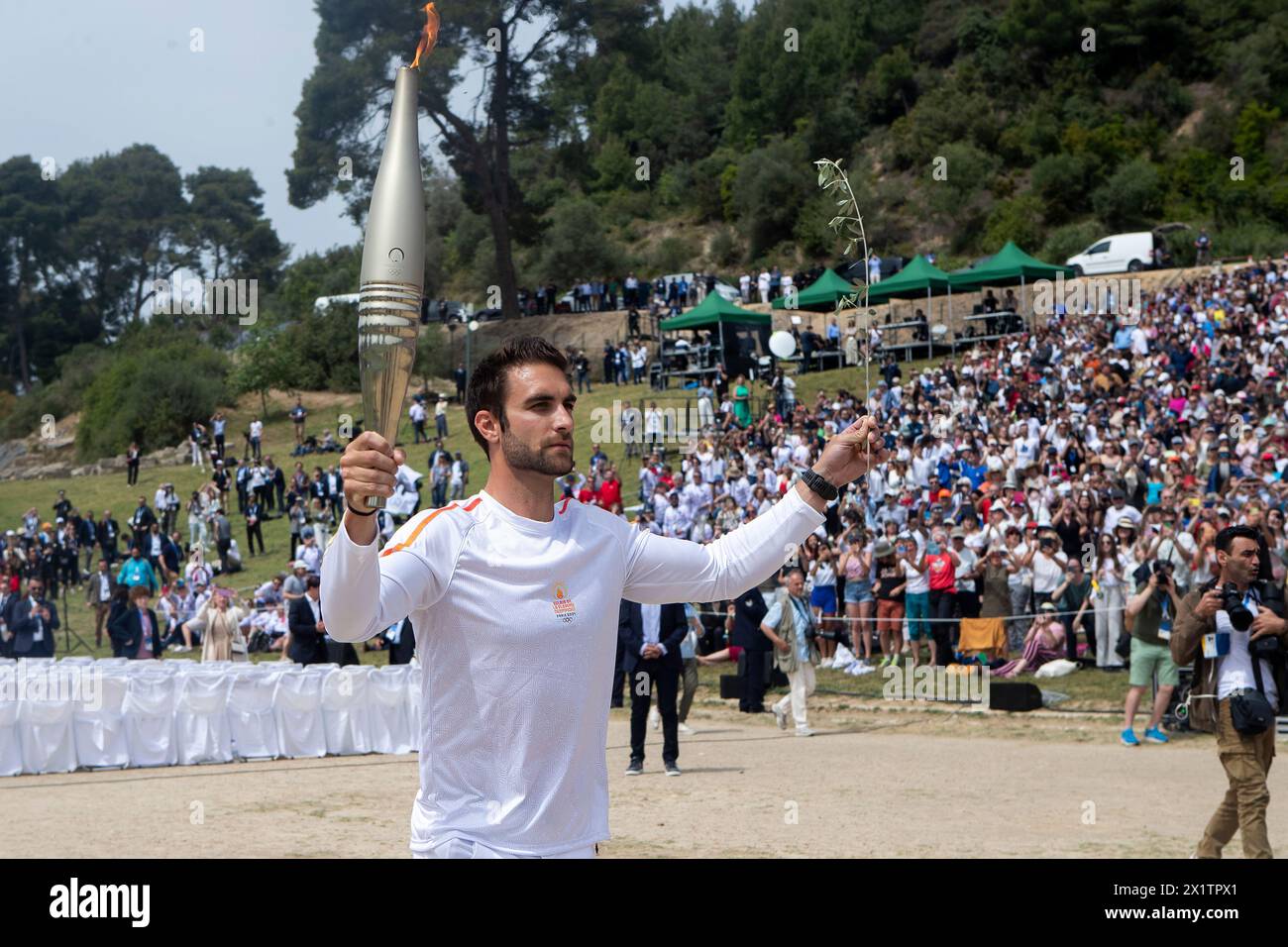 Olympia, Griechenland - 15. April 2024: Olympische Flammenzündung für die Olympischen Sommerspiele 2024 im antiken Olympia, Griechenland. Die erste Taschenlampe Stockfoto