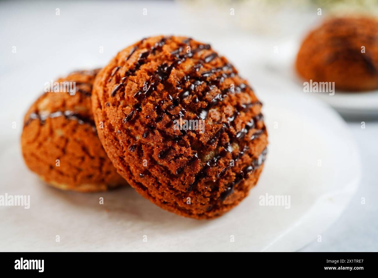 Hausgemachtes Craquelin-Choux-Gebäck mit Schokoladengläser darauf Stockfoto