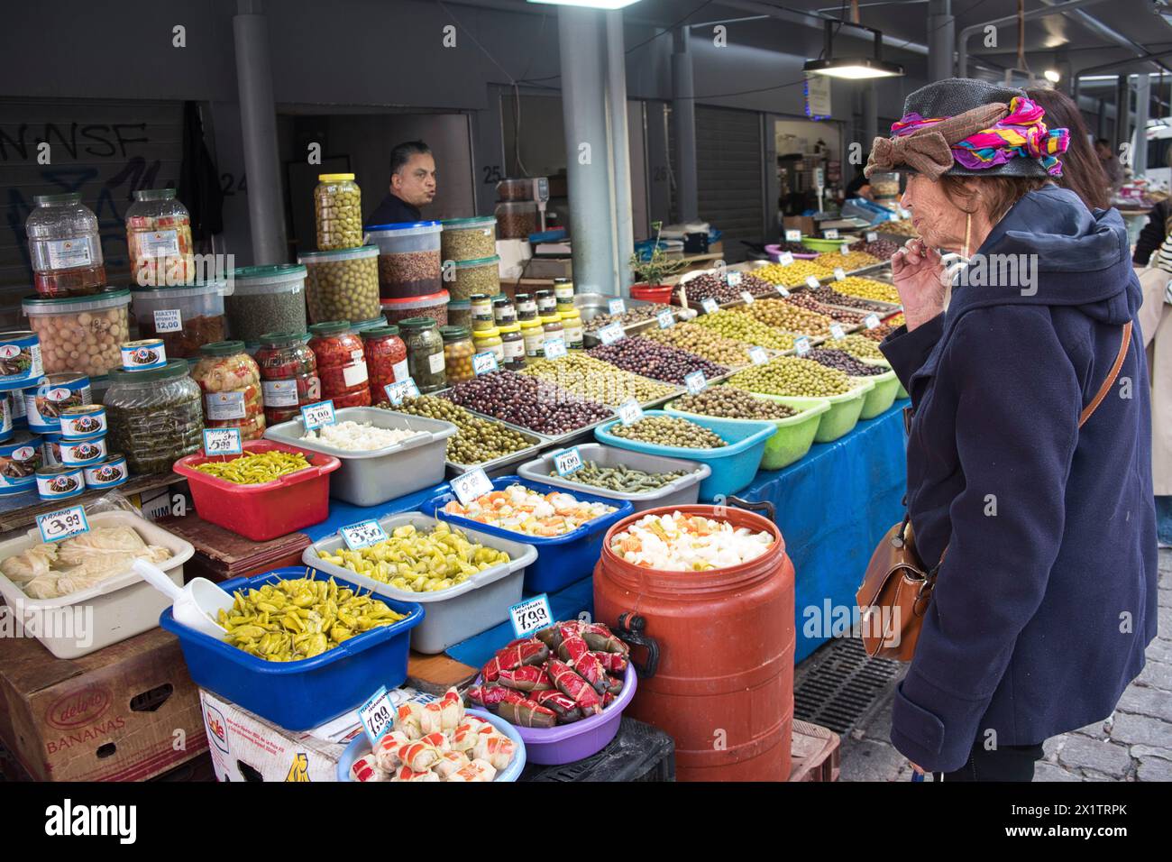 Frau, die beim Olivenmarkt im Zentrum von Athen einkaufen wollte Stockfoto