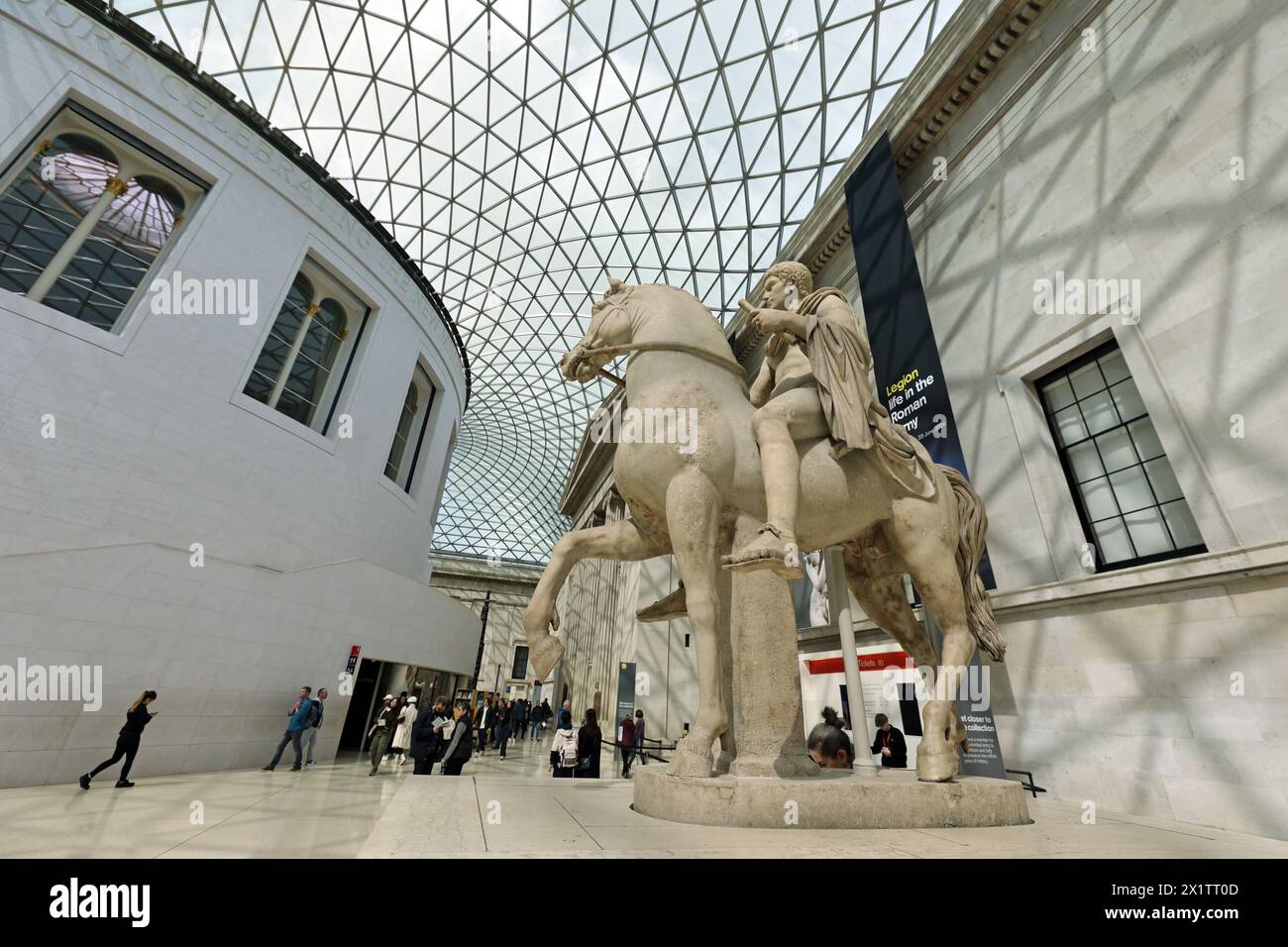 Great Court of the British Museum, London, zeigt eine römische Statue eines Jugendlichen zu Pferd in Marmor. Stockfoto