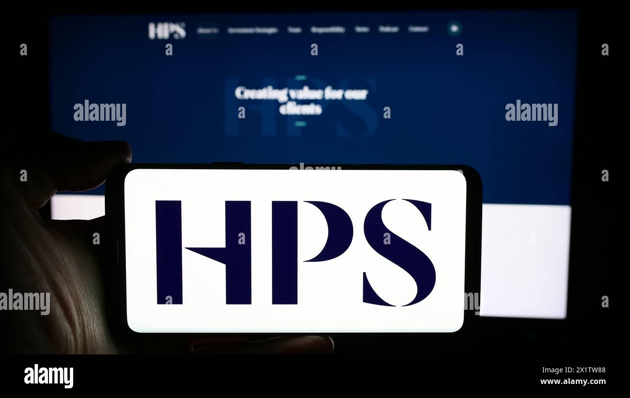 Person, die ein Mobiltelefon mit dem Logo des US-amerikanischen Unternehmens HPS Investment Partners LLC vor der Website des Unternehmens hält. Schwerpunkt auf dem Display des Telefons. Stockfoto