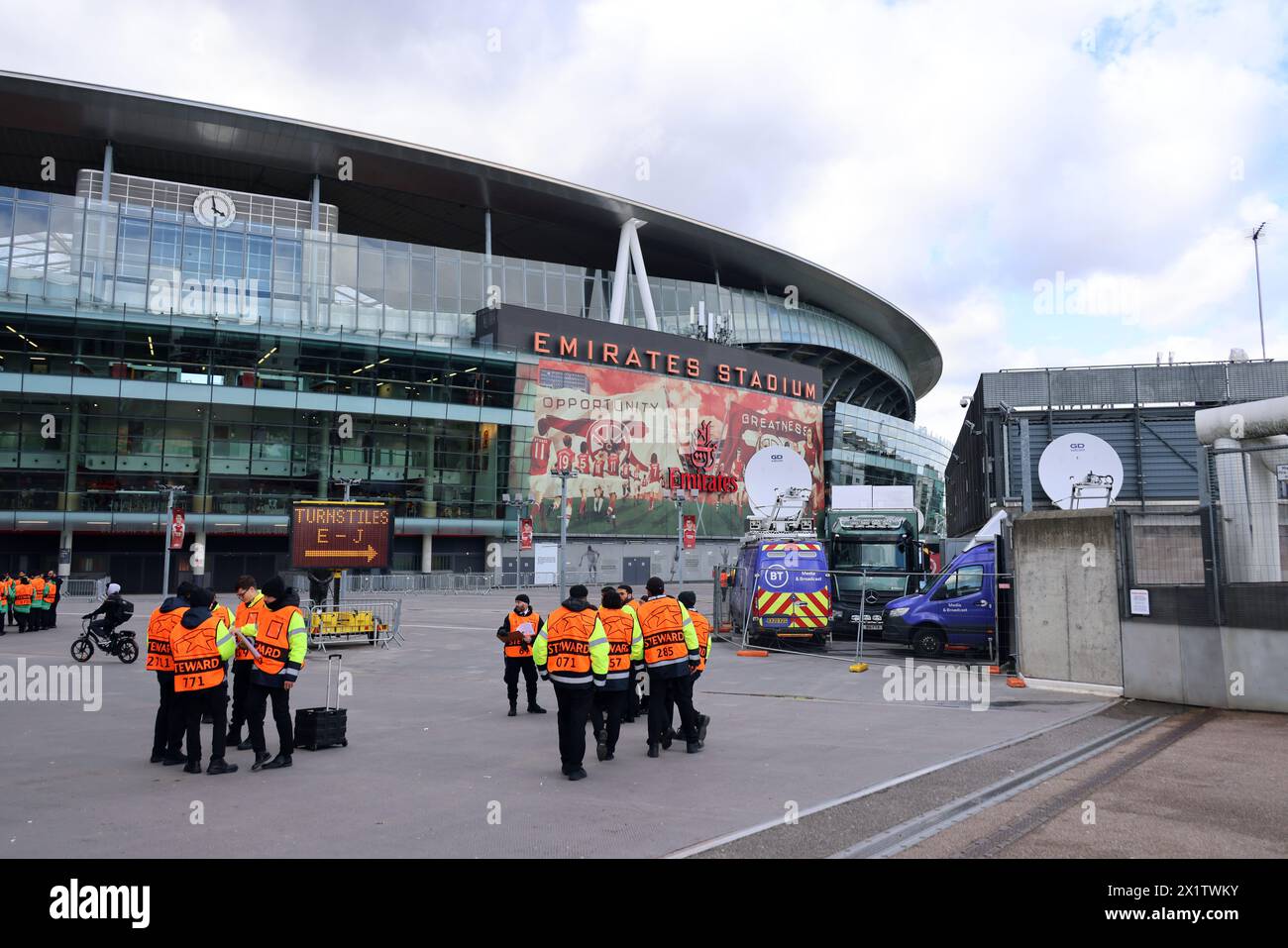 PIC zeigt: Arsenal Emirates Stadion vor Champions League Spiel gegen Bayern München April 2024 Bild gavin rodgers/pixel8000 Stockfoto