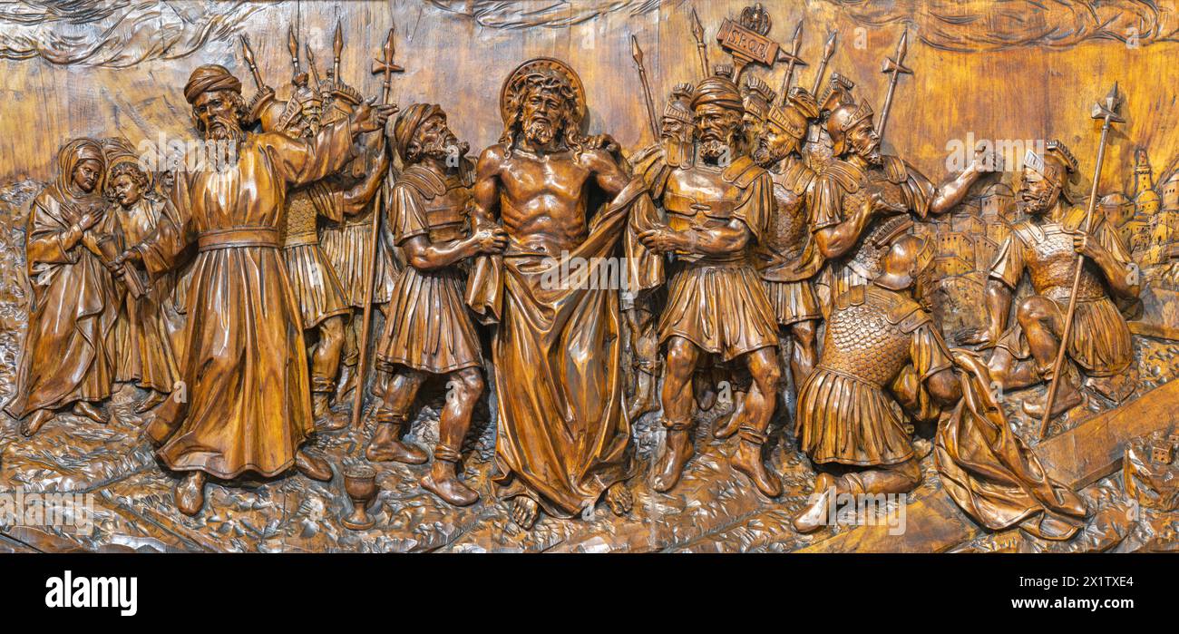 MAILAND, ITALIEN - 5. MÄRZ 2024: Die Details der geschnitzten Relief-Jesus-Kleidung werden in der Kirche Chiesa di San Camillo von Annibale Pagnoni (1900) weggenommen. Stockfoto