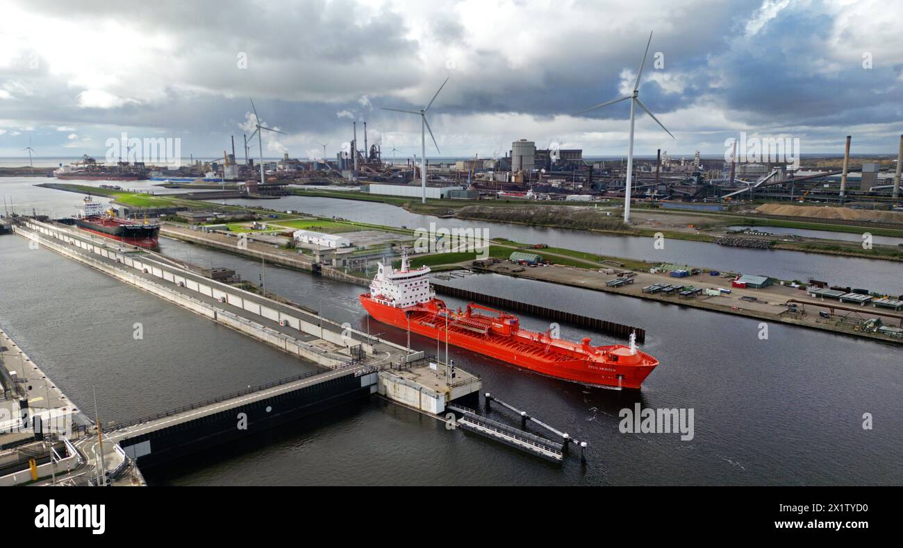 IJmuiden, 17-4-2024. Der Chemikalientanker Sten Moster fährt vom Nordseekanal aus aus dem Noordersluis Richtung Amsterdam. Auf der linken Seite befindet sich die leere IJmuiden Sea Lock. ANP/HollandseHoogte/OlafKraak niederlande aus - belgien aus Stockfoto