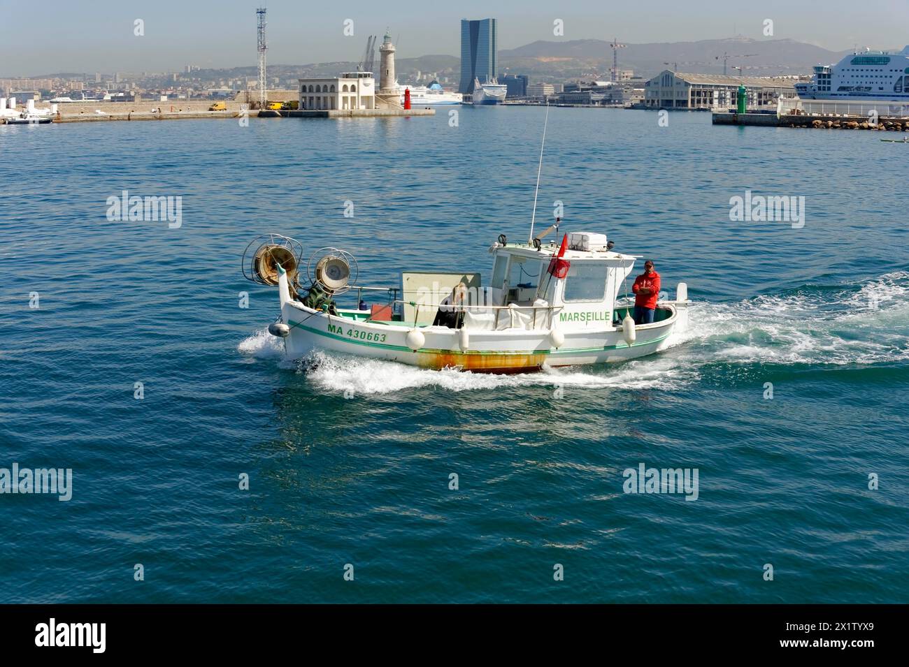 Marseille, Ein Fischerboot auf dem Meer, in der Nähe eines Hafens, Marseille, Departement Bouches-du-Rhone, Region Provence-Alpes-Cote d'Azur, Frankreich Stockfoto