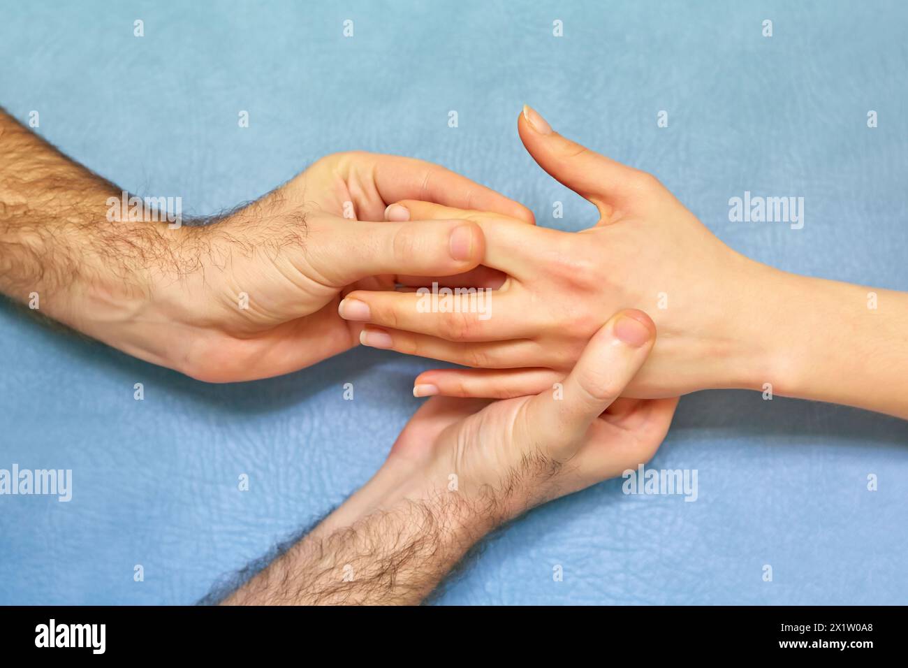 Passive Mobilisierung des Mittelhandgelenks des zweiten Fingers Physiotherapie medizinisches Zentrum, Donostia, San Sebastian, Gipuzkoa, Baskenland, Spanien. Stockfoto