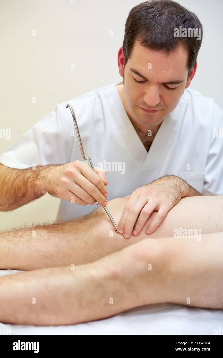 Myofasziale Fibrolyse instrumentaler Haken im Knie medialen Kollateralband Physiotherapie medizinisches Zentrum, Donostia, San Sebastian, Gipuzkoa, Baskenland, Spanien. Stockfoto Myofasziale Fibrolyse instrumentaler Haken im Knie medialen Kollateralband Physiotherapie medizinisches Zentrum, Donostia, San Sebastian, Gipuzkoa, Baskenland, Spanien. Stockfoto