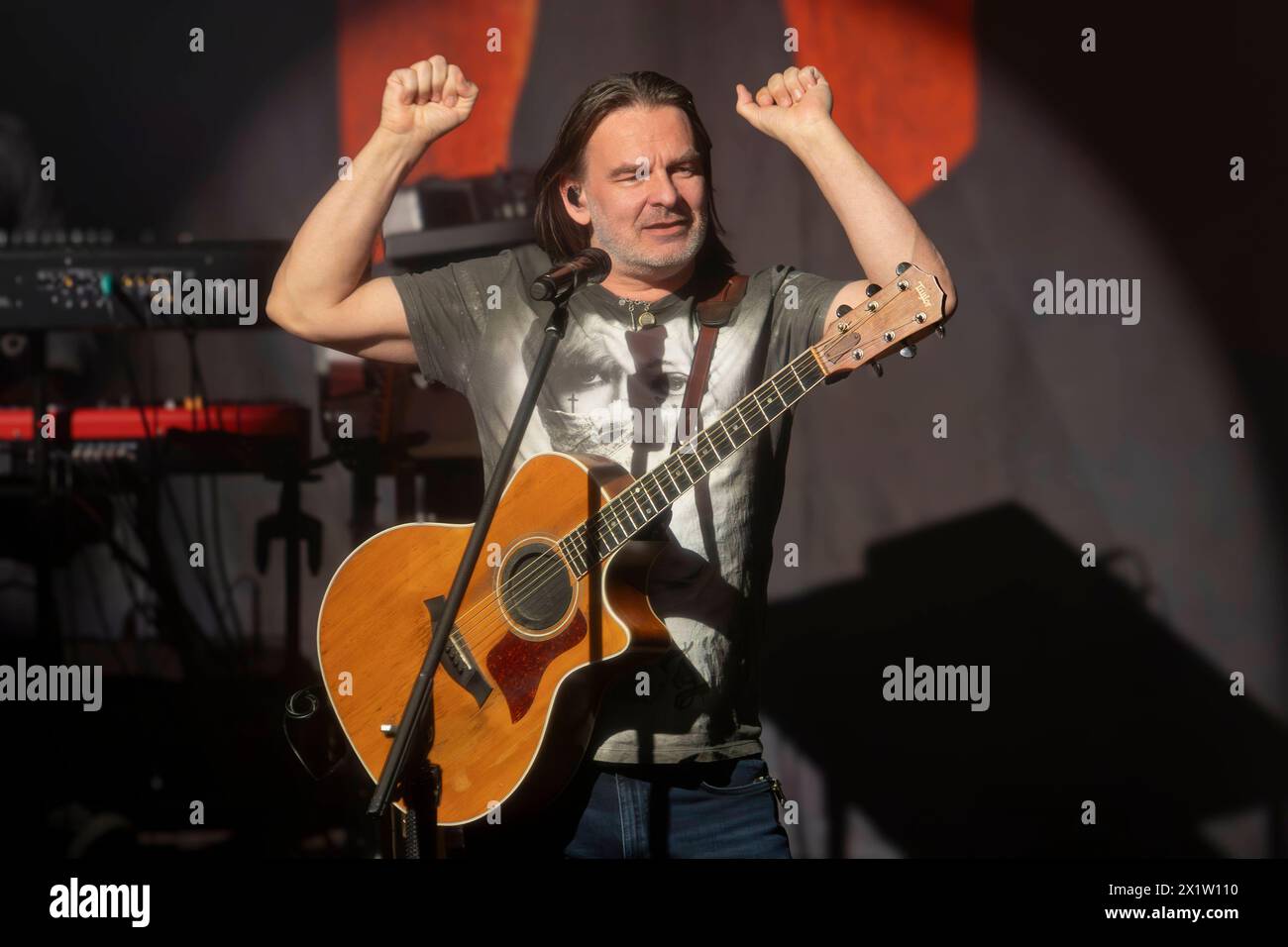 Der schottische Rocksänger Ray Wilson geb. 8.9.1968 während eines Konzertes mit seiner Band live im Boulevardtheater Dresden. Wilson war bekannt mit der schottischen Band Stiltskin und vor allem als Sänger von Genesis bei der er ab 1996 Phil Collins ersetzte und am Album Calling all Stations mitwirkte. *** Schottischer Rocksänger Ray Wilson geboren 8 9 1968 während eines Konzerts mit seiner Band live im Boulevardtheater Dresden wurde Wilson mit der schottischen Band Stiltskin und vor allem als Sänger von Genesis, dort ersetzte er ab 1996 Phil Collins und trug zum Album Calling All bei Stockfoto