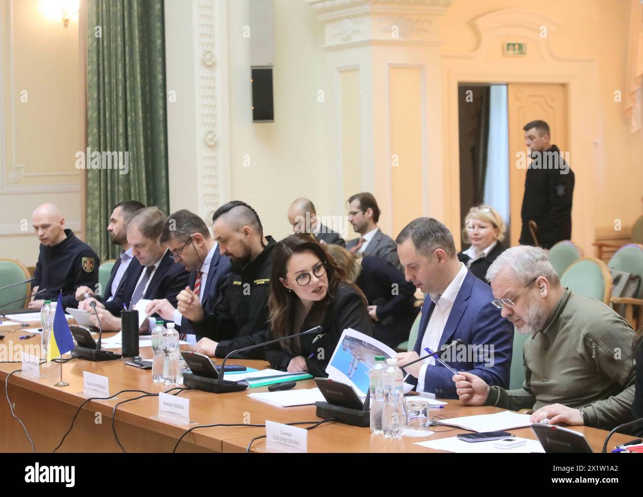 KIEW, UKRAINE - 18. APRIL 2024 - Energieminister der Ukraine, deutscher Galuschtschenko, stellvertretender Leiter des Büros des ukrainischen Präsidenten Rostyslav Schurma, erster stellvertretender Premierminister der Ukraine - Wirtschaftsminister der Ukraine Julija Svyrydenko und Minister für strategische Industrie der Ukraine Oleksandr Kamyschin (R-L) Teilnahme an der Sitzung mit dem Vizekanzler, Bundesminister für Wirtschaft und Klimapolitik der Bundesrepublik Deutschland, Robert Habeck, im Club des Ministerkabinetts in Kiew, Hauptstadt der Ukraine. Stockfoto