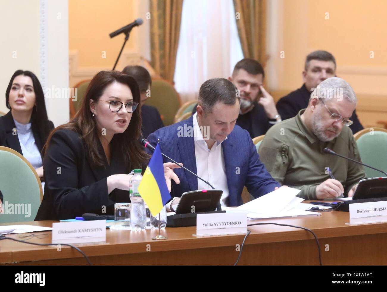 KIEW, UKRAINE - 18. APRIL 2024 - erster stellvertretender Premierminister der Ukraine - Wirtschaftsminister der Ukraine Julija Svyrydenko, stellvertretender Leiter des Büros des Präsidenten der Ukraine Rostyslav Shurma und Energieminister der Ukraine German Galuschtschenko (L-R) nehmen an der Sitzung mit Vizekanzler Teil, Bundesminister für Wirtschaft und Klimapolitik der Bundesrepublik Deutschland Robert Habeck im Club des Ministerkabinetts in Kiew, Hauptstadt der Ukraine. Stockfoto