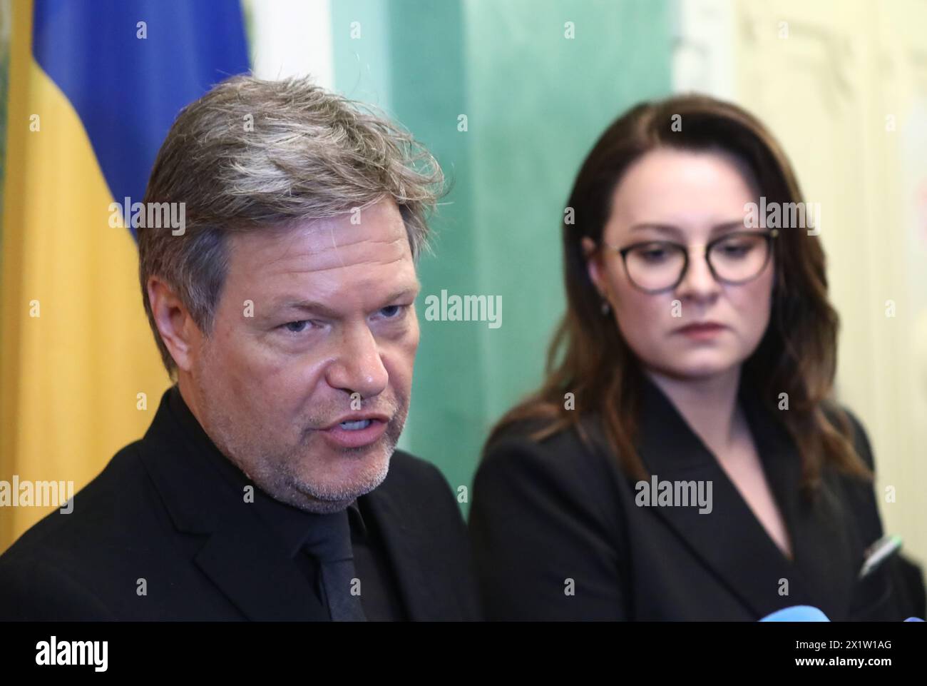 KIEW, UKRAINE - 18. APRIL 2024 - Vizekanzler, der Bundeswirtschaftsminister Robert Habeck und der erste stellvertretende Premierminister der Ukraine, die ukrainische Wirtschaftsministerin Julija Svyrydenko, halten während ihres Treffens im Club des Ministerkabinetts in Kiew, Hauptstadt der Ukraine, ein gemeinsames Briefing ab. Stockfoto