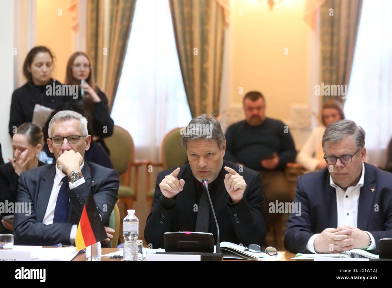 KIEW, UKRAINE - 18. APRIL 2024 - Vizekanzler, Bundesminister für Wirtschaft und Klimapolitik der Bundesrepublik Deutschland Robert Habeck (C) nimmt an dem Treffen mit dem Ersten stellvertretenden Premierminister der Ukraine, der Wirtschaftsministerin der Ukraine, Julija Svyrydenko, im Club des Ministerkabinetts in Kiew, Hauptstadt der Ukraine, Teil. Stockfoto