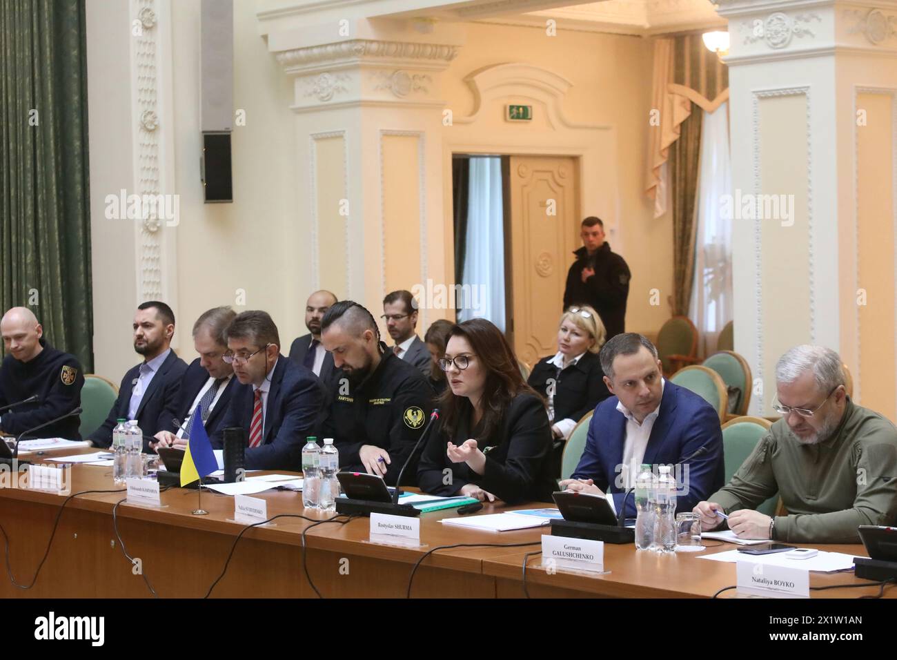 KIEW, UKRAINE - 18. APRIL 2024 - Energieminister der Ukraine, deutscher Galuschtschenko, stellvertretender Leiter des Büros des ukrainischen Präsidenten Rostyslav Schurma, erster stellvertretender Premierminister der Ukraine - Wirtschaftsminister der Ukraine Julija Svyrydenko und Minister für strategische Industrie der Ukraine Oleksandr Kamyschin (R-L) Teilnahme an der Sitzung mit dem Vizekanzler, Bundesminister für Wirtschaft und Klimapolitik der Bundesrepublik Deutschland, Robert Habeck, im Club des Ministerkabinetts in Kiew, Hauptstadt der Ukraine. Stockfoto