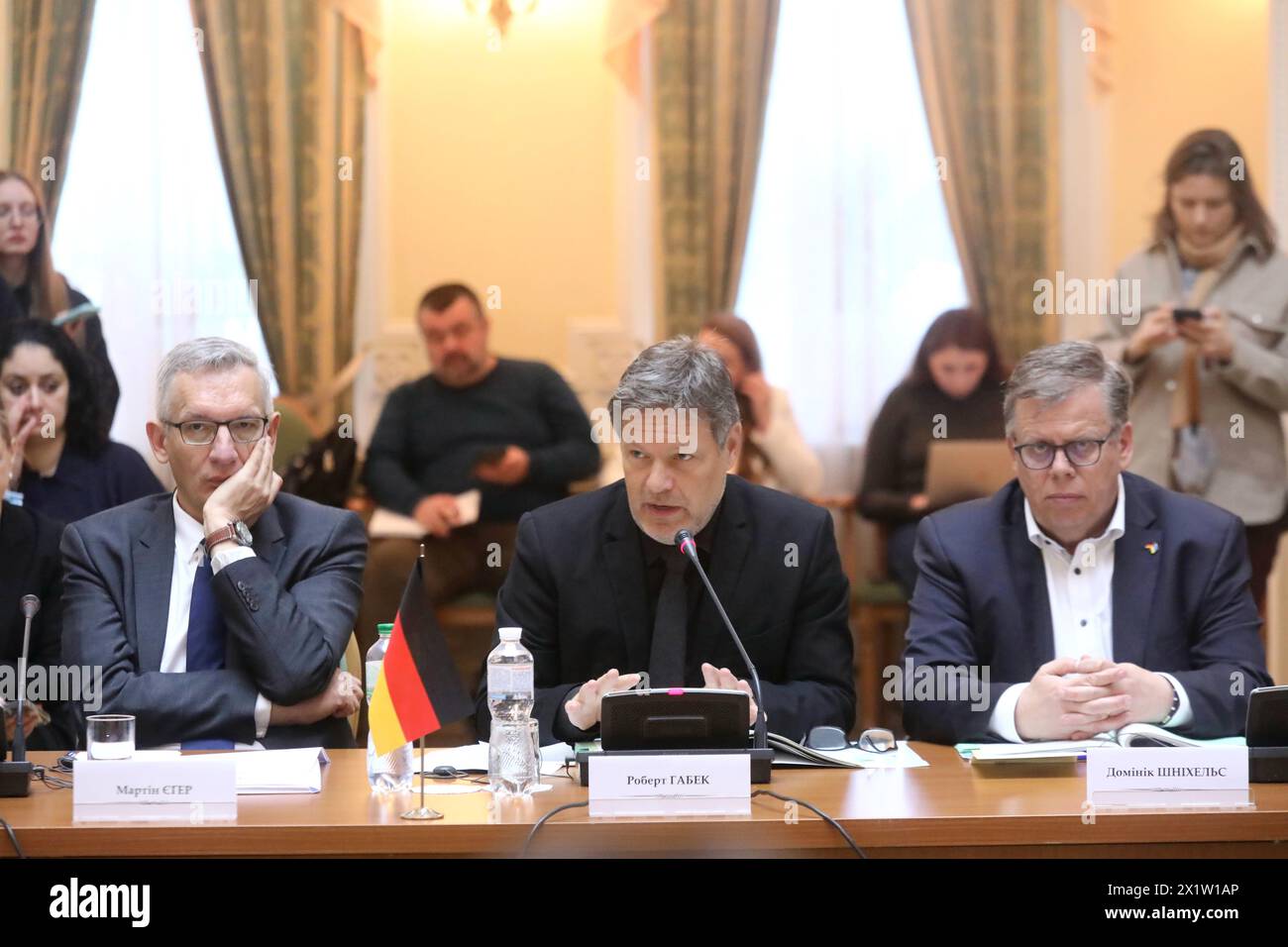 KIEW, UKRAINE - 18. APRIL 2024 - Vizekanzler, Bundesminister für Wirtschaft und Klimapolitik der Bundesrepublik Deutschland Robert Habeck (C) nimmt an dem Treffen mit dem Ersten stellvertretenden Premierminister der Ukraine, der Wirtschaftsministerin der Ukraine, Julija Svyrydenko, im Club des Ministerkabinetts in Kiew, Hauptstadt der Ukraine, Teil. Stockfoto