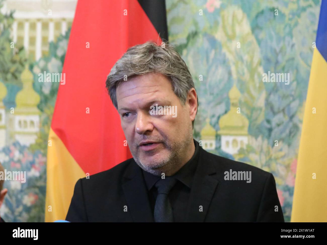 KIEW, UKRAINE - 18. APRIL 2024 - Vizekanzler, Bundesminister für Wirtschaft und Klimapolitik der Bundesrepublik Deutschland Robert Habeck nimmt an einem gemeinsamen Briefing mit dem Ersten stellvertretenden Premierminister der Ukraine - Wirtschaftsministerin der Ukraine Julija Svyrydenko während ihres Treffens im Club des Ministerkabinetts in Kiew, Hauptstadt der Ukraine, Teil. Stockfoto