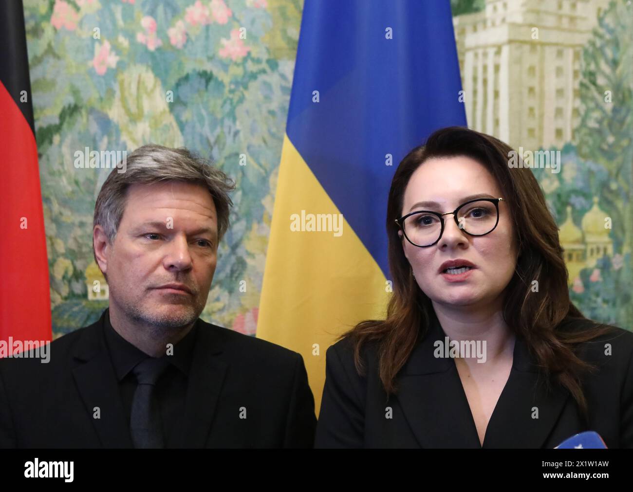 KIEW, UKRAINE - 18. APRIL 2024 - Vizekanzler, der Bundeswirtschaftsminister Robert Habeck und der erste stellvertretende Premierminister der Ukraine, die ukrainische Wirtschaftsministerin Julija Svyrydenko, halten während ihres Treffens im Club des Ministerkabinetts in Kiew, Hauptstadt der Ukraine, ein gemeinsames Briefing ab. Stockfoto