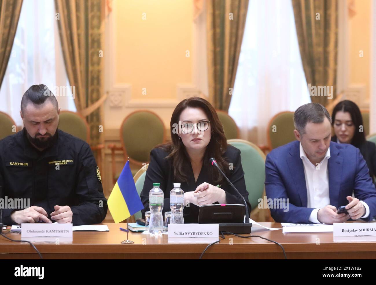 KIEW, UKRAINE - 18. APRIL 2024 - Minister für strategische Industrie der Ukraine Oleksandr Kamyshin, erster stellvertretender Premierminister der Ukraine - Wirtschaftsminister der Ukraine Julija Svyrydenko und stellvertretender Leiter des Büros des ukrainischen Präsidenten Rostyslav Shurma (L-R) nehmen Sie an der Sitzung mit Vizekanzler, Bundesminister für Wirtschaft und Klimapolitik der Bundesrepublik Deutschland, Robert Habeck, im Club des Ministerkabinetts in Kiew, Hauptstadt der Ukraine, Teil. Stockfoto