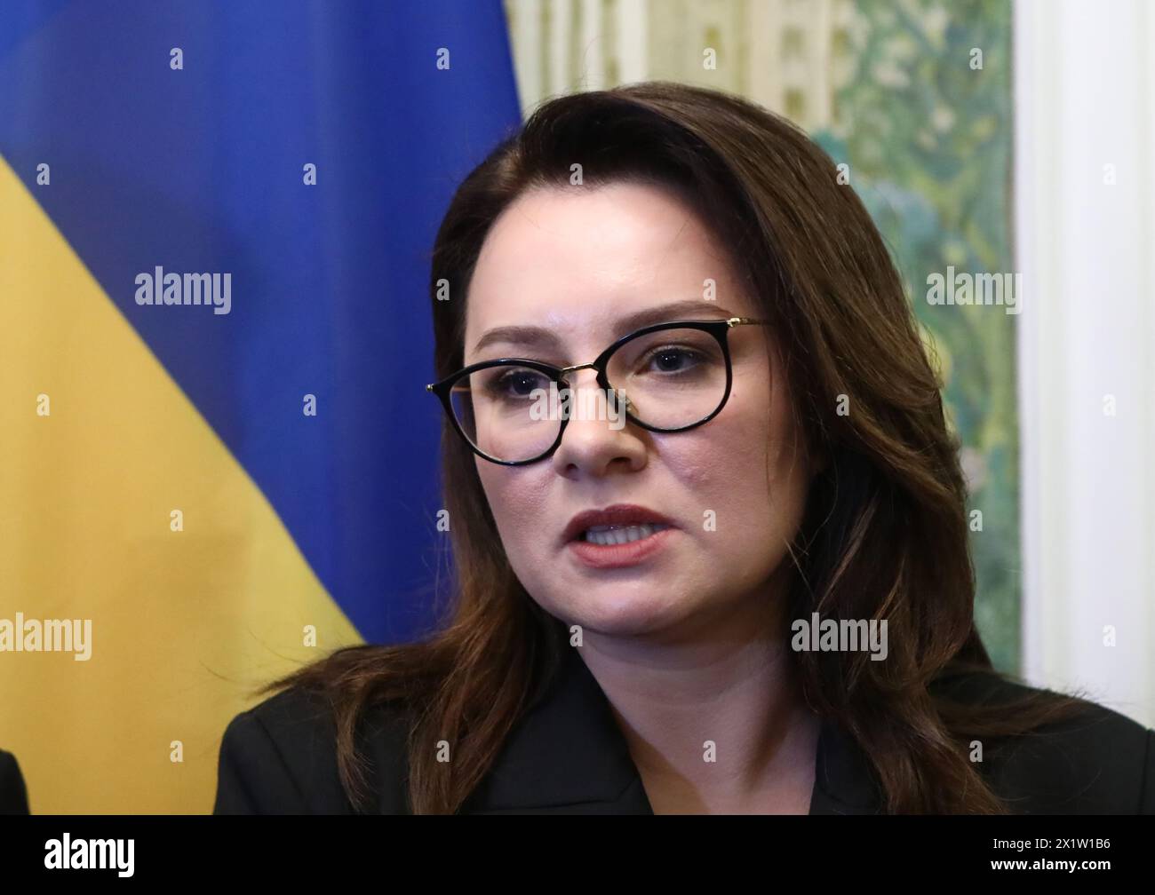 KIEW, UKRAINE - 18. APRIL 2024 - erster stellvertretender Premierminister der Ukraine - Wirtschaftsminister der Ukraine Julija Svyrydenko nimmt an einem gemeinsamen Briefing mit Vizekanzler, Vizekanzler, Bundesminister für Wirtschaft und Klimapolitik der Bundesrepublik Deutschland, Robert Habeck, während ihrer Sitzung im Club des Ministerkabinetts in Kiew, Hauptstadt der Ukraine. Stockfoto