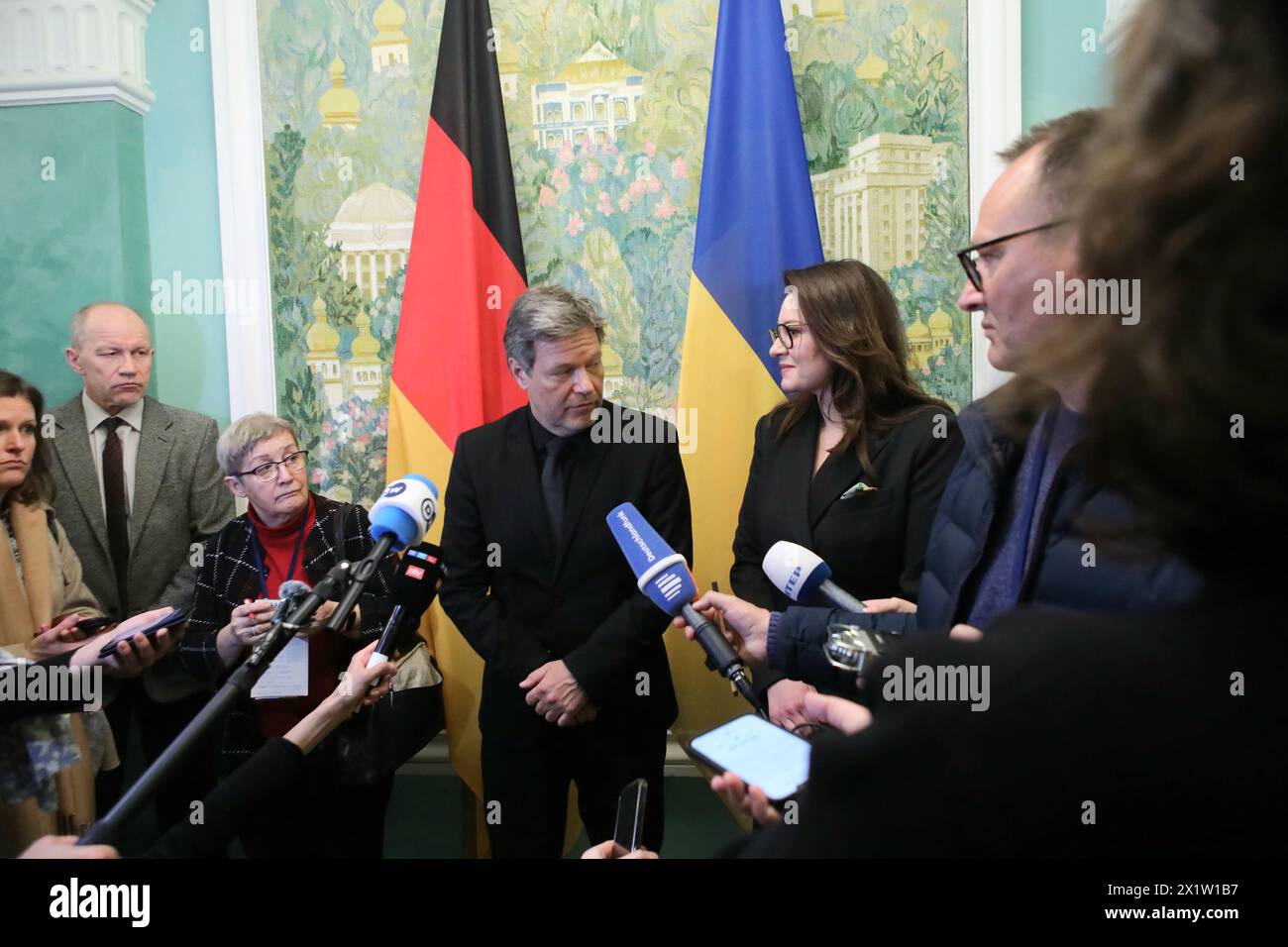 KIEW, UKRAINE - 18. APRIL 2024 - Vizekanzler, der Bundeswirtschaftsminister Robert Habeck und der erste stellvertretende Premierminister der Ukraine, die ukrainische Wirtschaftsministerin Julija Svyrydenko, halten während ihres Treffens im Club des Ministerkabinetts in Kiew, Hauptstadt der Ukraine, ein gemeinsames Briefing ab. Stockfoto