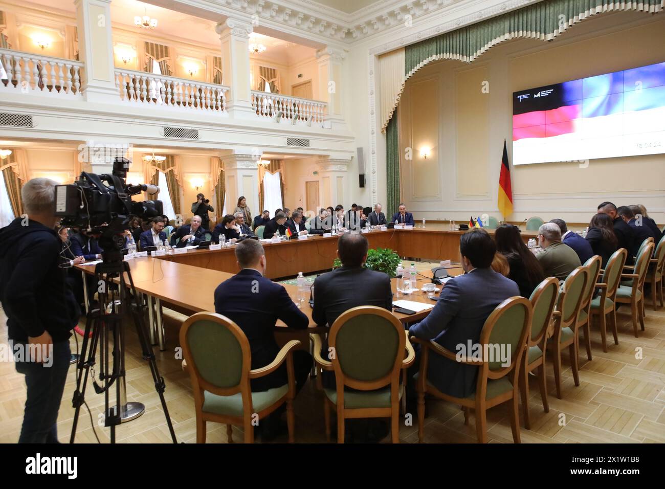 KIEW, UKRAINE - 18. APRIL 2024 - die Teilnehmer werden während des Treffens zwischen dem Ersten stellvertretenden Premierminister der Ukraine - Wirtschaftsminister der Ukraine Julija Svyrydenko und dem Vizekanzler, Bundesminister für Wirtschaft und Klimapolitik der Bundesrepublik Deutschland Robert Habeck im Club des Ministerkabinetts in Kiew, Hauptstadt der Ukraine. Stockfoto
