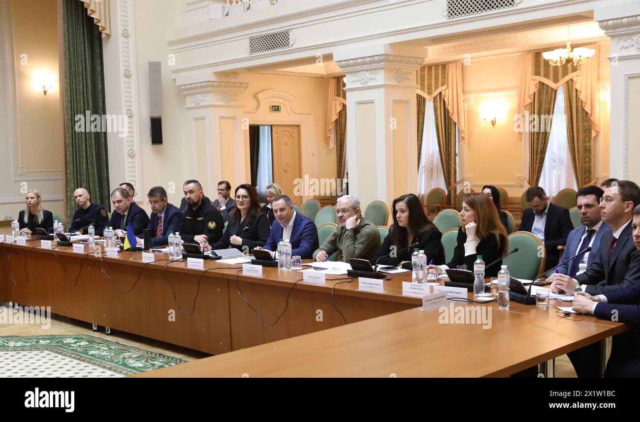 KIEW, UKRAINE - 18. APRIL 2024 - die Teilnehmer werden während des Treffens zwischen dem Ersten stellvertretenden Premierminister der Ukraine - Wirtschaftsminister der Ukraine Julija Svyrydenko und dem Vizekanzler, Bundesminister für Wirtschaft und Klimapolitik der Bundesrepublik Deutschland Robert Habeck im Club des Ministerkabinetts in Kiew, Hauptstadt der Ukraine. Stockfoto