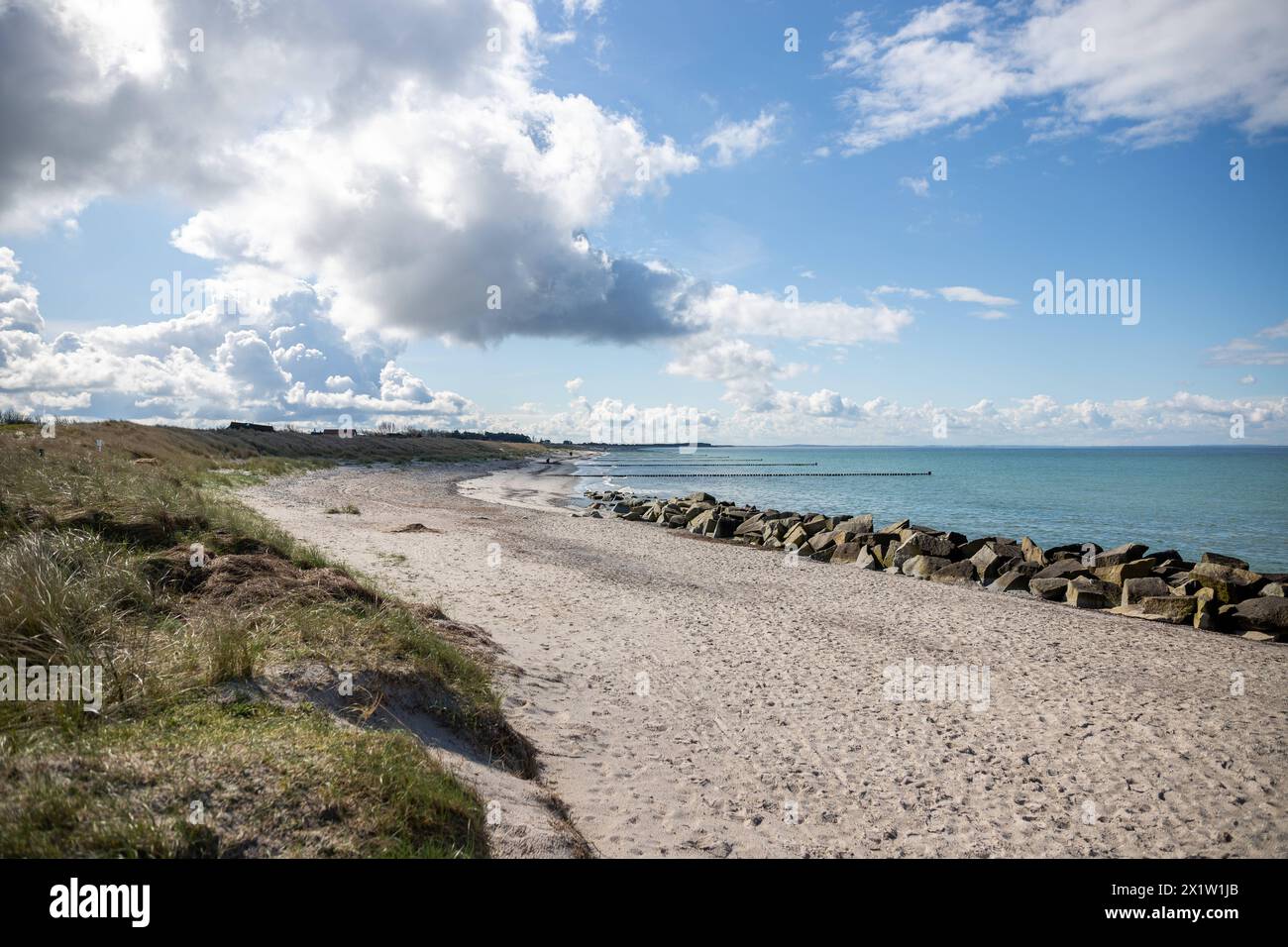 Blick auf den Weststrand von Hiddensee - Packwerk aus Naturstein dient als Küstenschutz bei Sturm. Die Buhnen und Dünen geben zusätzliche Sicherheit. Deutschland, Insel Hiddensee, Rügen, Ostsee, MV, Mecklenburg-Vorpommern, Urlaub, Tourismus *** Blick auf den Weststrand von Hiddensee Natursteinpackung dient als Küstenschutz bei Stürmen die Küsten und Dünen bieten zusätzliche Sicherheit GER, Insel Hiddensee, Rügen, Ostsee, MV, Mecklenburg-Vorpommern, Urlaub, Tourismus Stockfoto