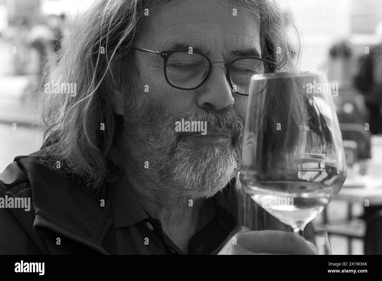 Porträt, Mann genießt ein Glas Wein mit geschlossenen Augen, Genua, Italien Stockfoto