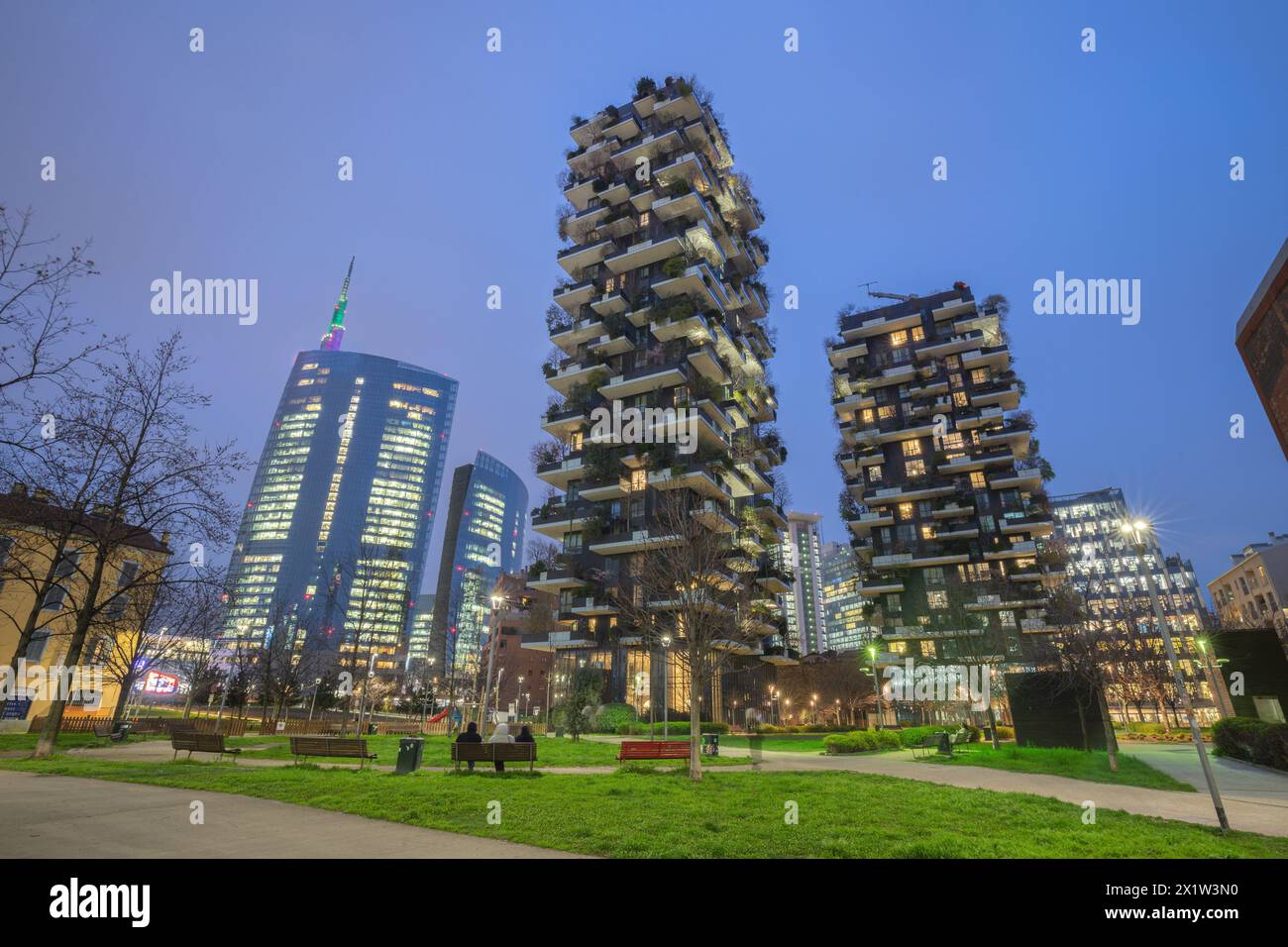 Mailand: Die Bosco Verticale Gebäude, die von dem Studio Boeri entworfen wurden, und das Torre UniCredit Gebäude des Architekten César Pelli Stockfoto