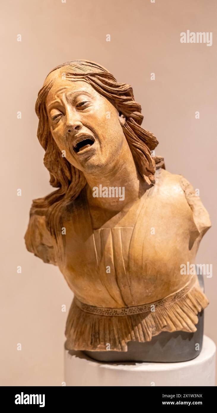 Ein Stück mittelalterlicher Büste, das eine verzweifelte Frau darstellt Stockfoto